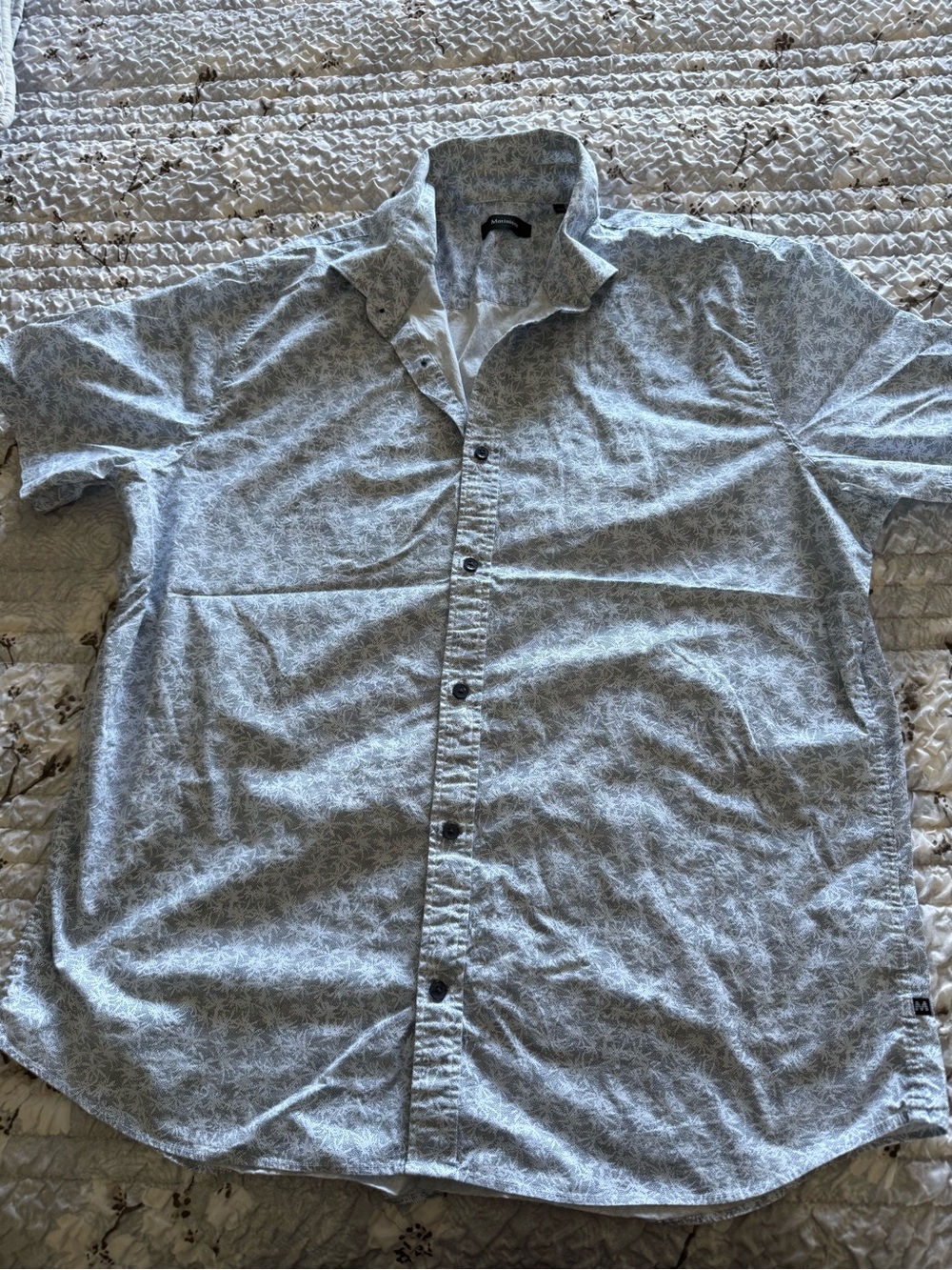 Men's Short-Sleeve Casual Button-Up Shirt in Light Gray Floral Print